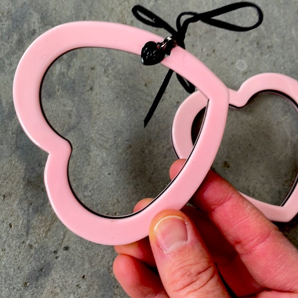 Vintage pair of Betsey Johnson pink black heart shaped bangles bracelets RARE - Picture 4 of 8